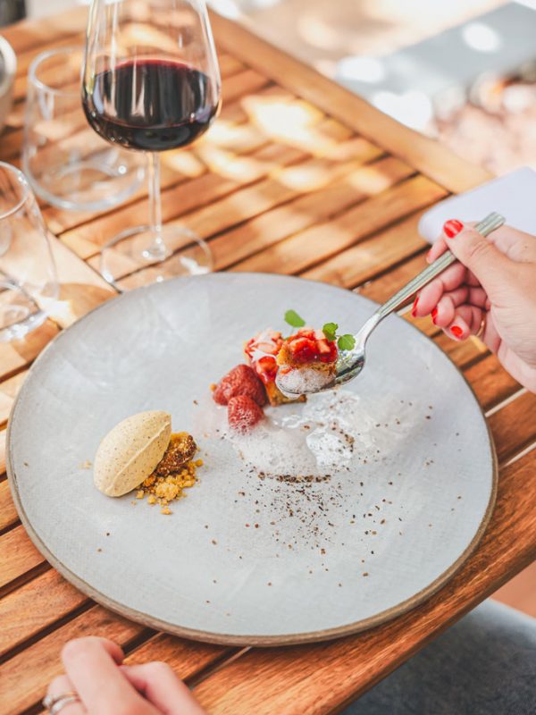 Dessert à la fraise, moutarde et clous de girofle.