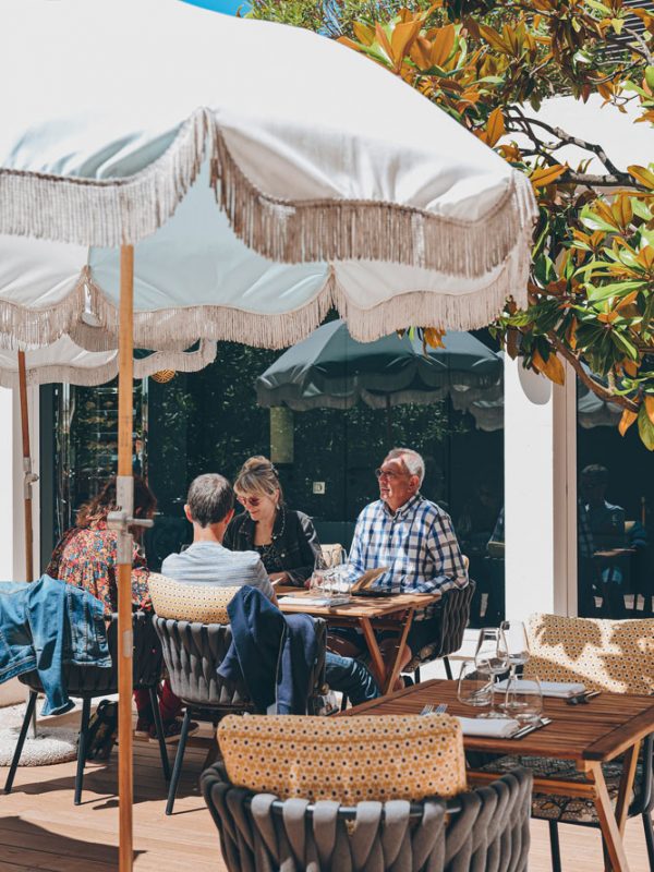 Repas entre amis sur la terrasse ensoleillé du restaurant arco.