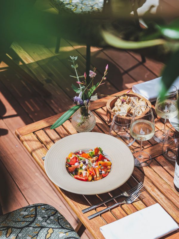 Salade d'été pour le tour de piscine en terrasse.