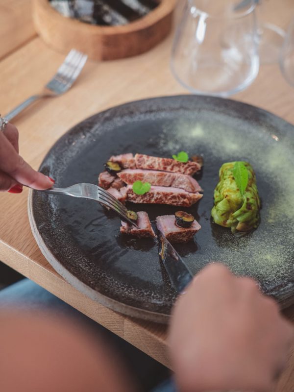 Plat de veau maturé, laitue, sucrine et jus court myrtille.